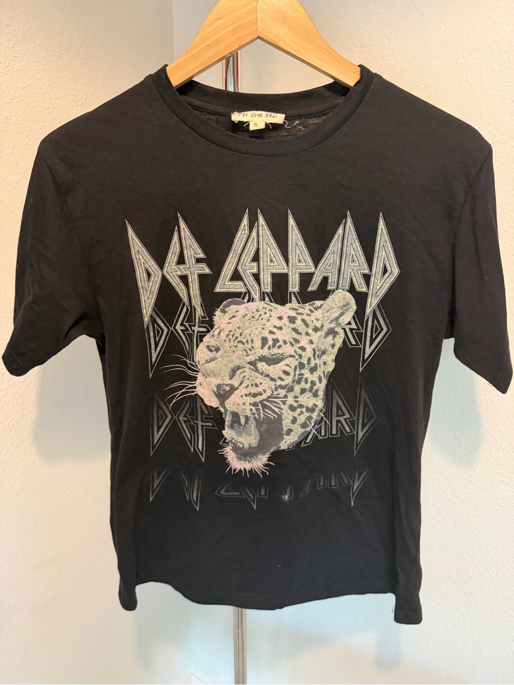 Def Leppard Women's Black Graphic Tee with Leopard Motif